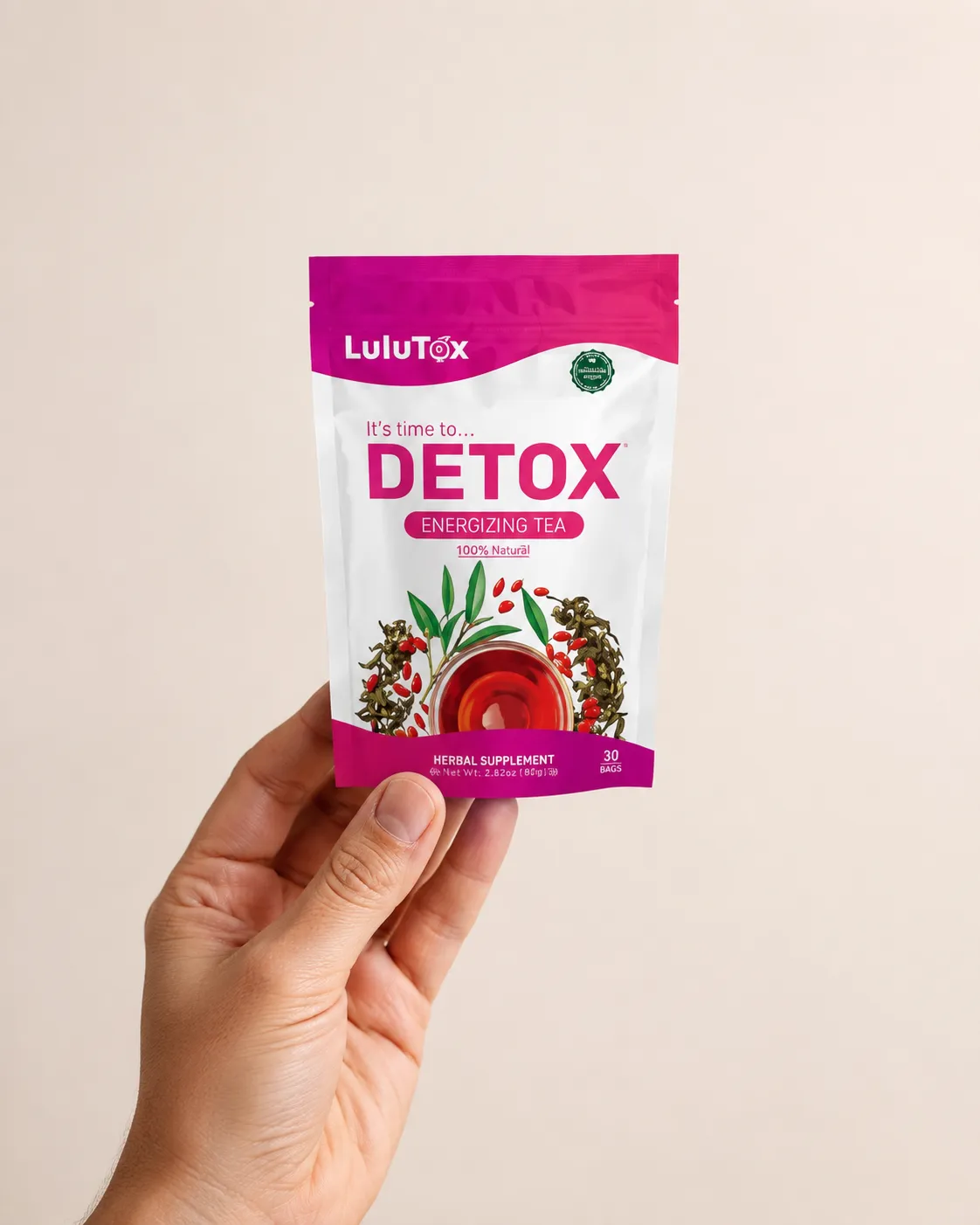 Lulutox Detox Tea — Verpackung in der Hand
