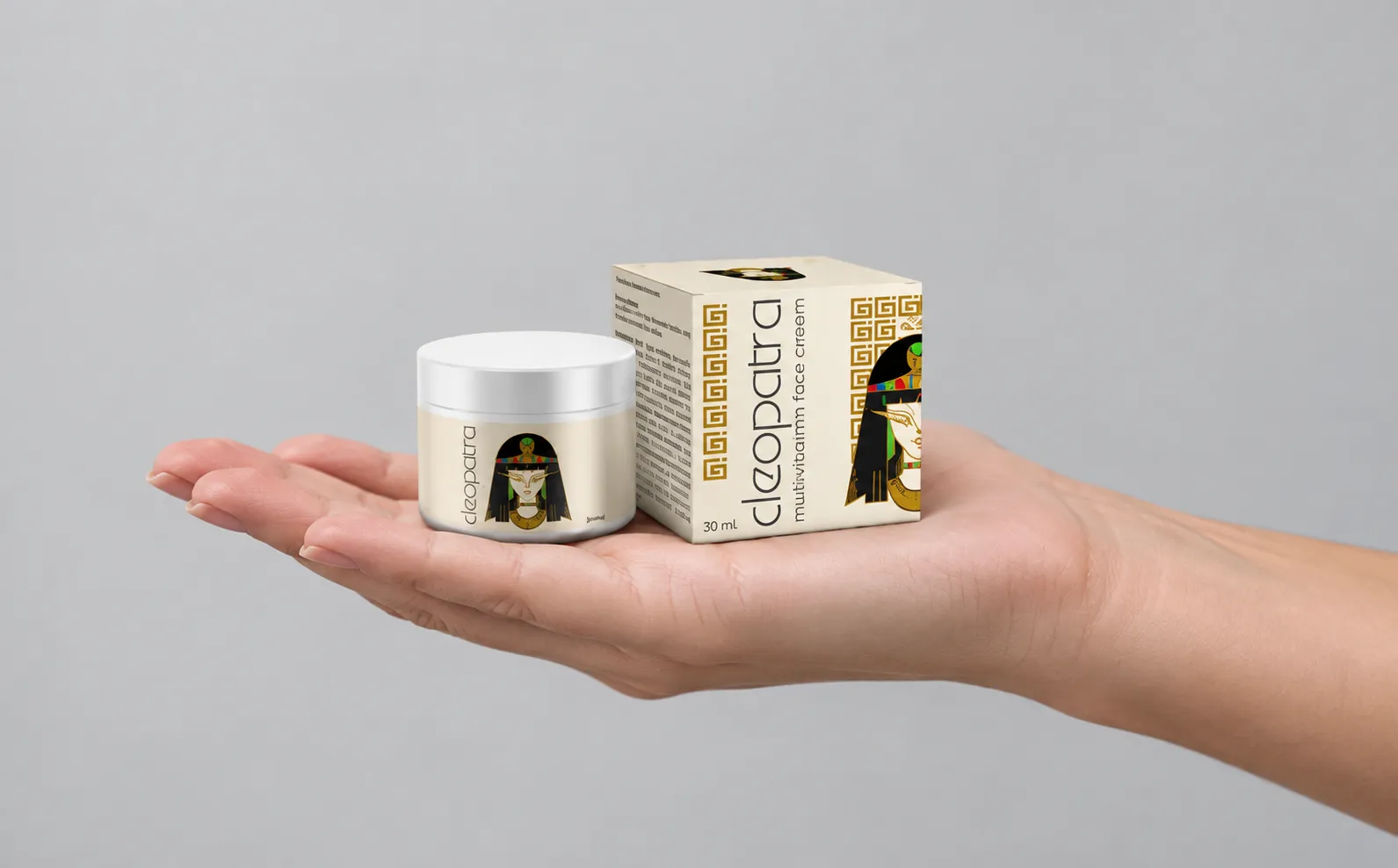 Cleopatra cream — Verpackung in der Hand