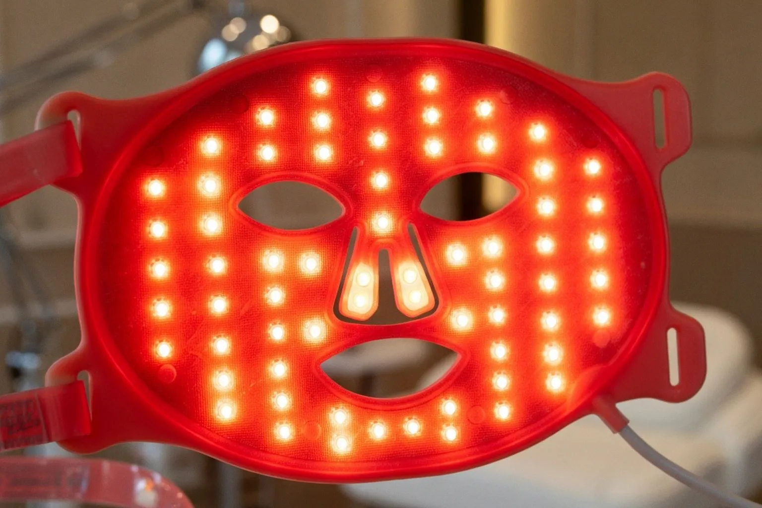 Rotlichttherapie für die Haut: Wie LED-Licht Falten glättet und Pigmentflecken mindert